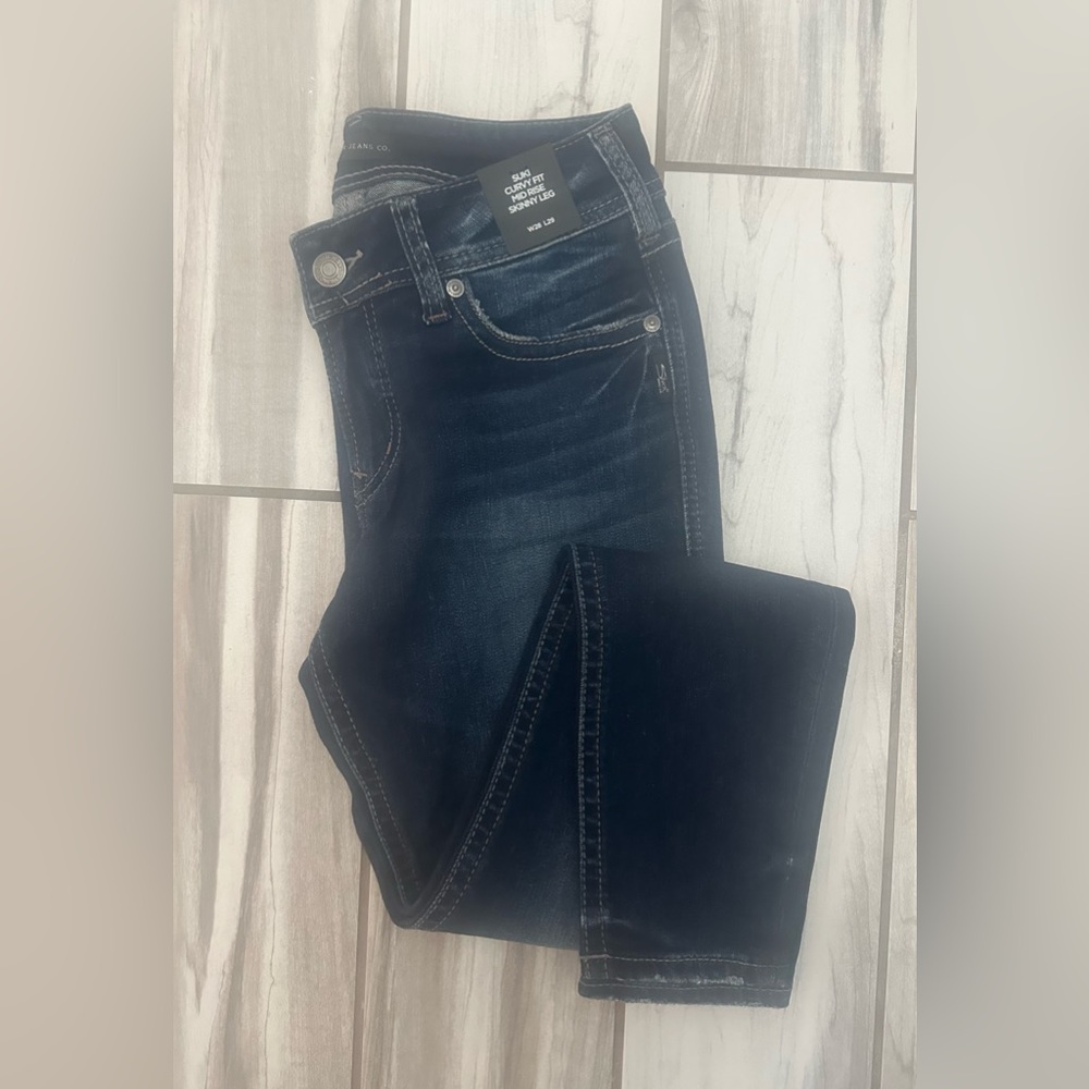 NWT; Silver Jean Co, Women's Suki Curvy Fit Mid Rise skinny leg W28/L29